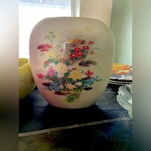 Vintage Japan Vase Off White Flowers Floral Round Flat Gold Rim Crazing Nice EUC